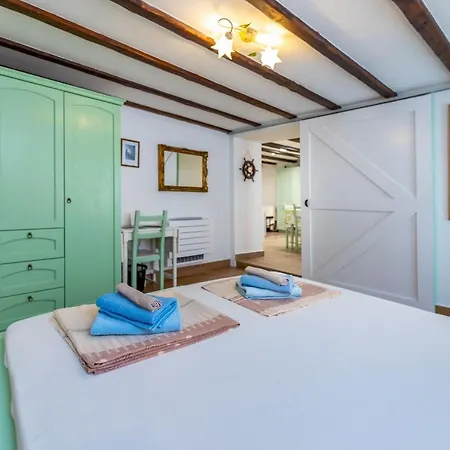 Cecilia Apartment